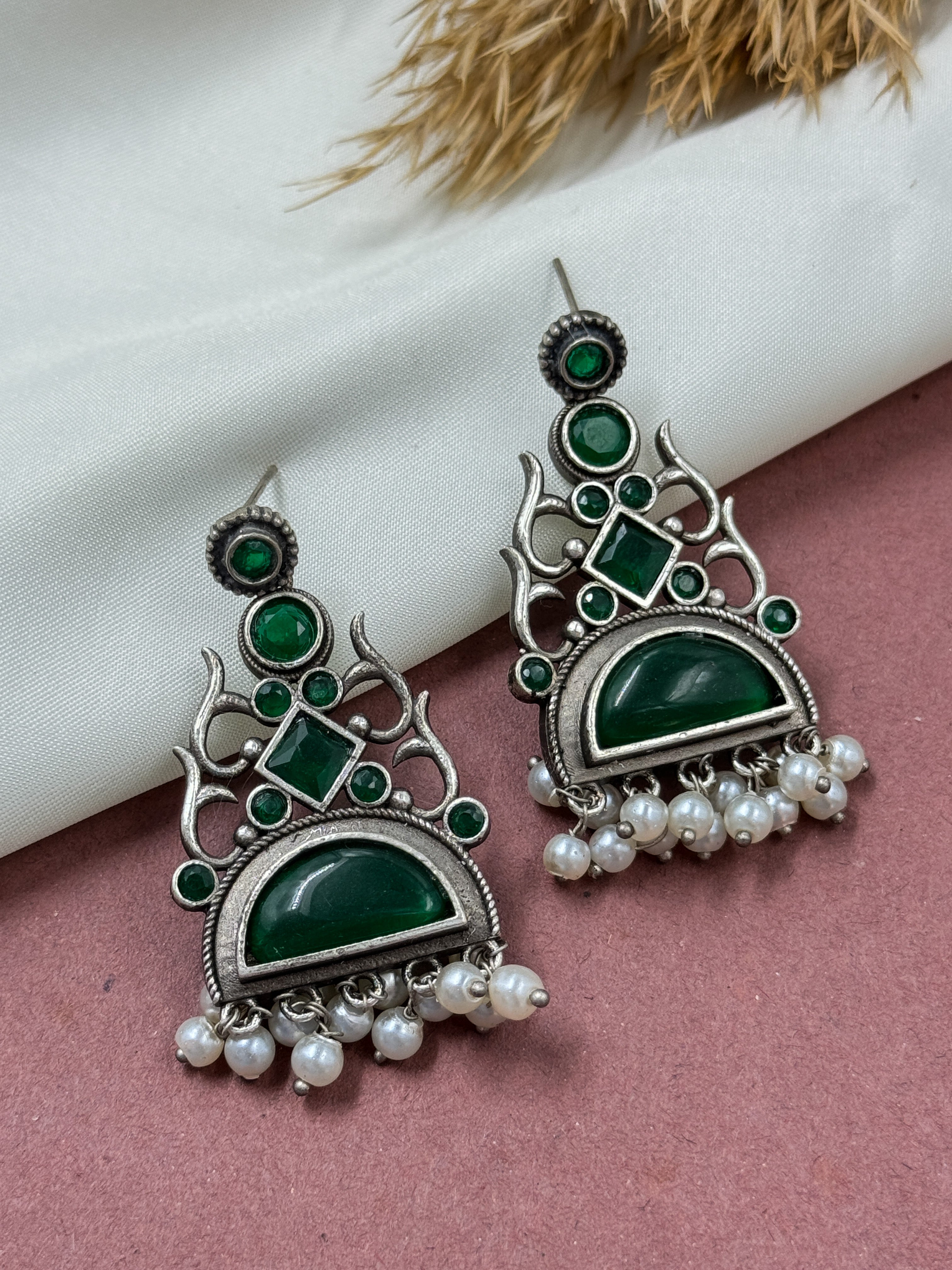 silver oxidised pearl earrings, oxidized green kundan earrings, monalisa stone earrings, traditional earrings, olive green dark green earrings, green earrings, white pearl earrings,